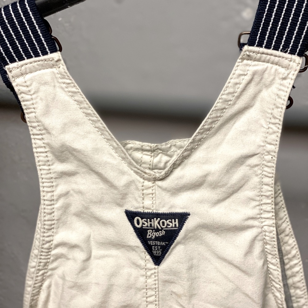 New with Tags! Oshkosh overalls size 4T. Never worn!